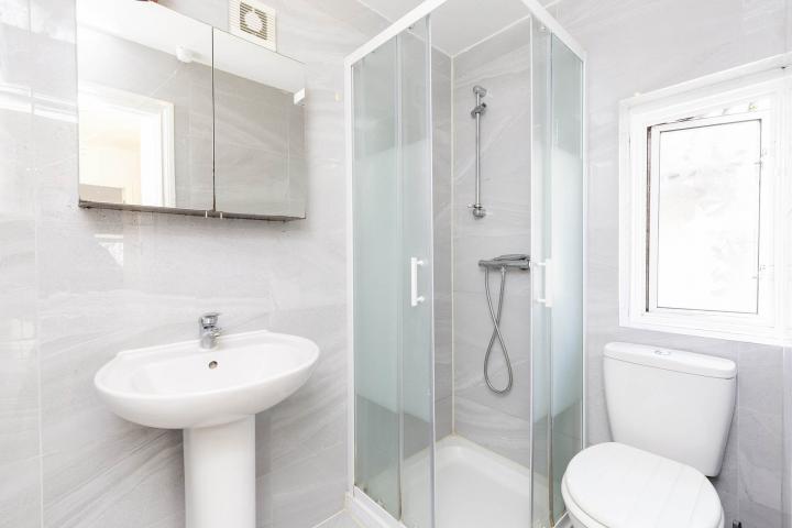 			5 Bedroom, 1 bath, 1 reception Flat			 Fleetwood Road, DOLLIS HILL